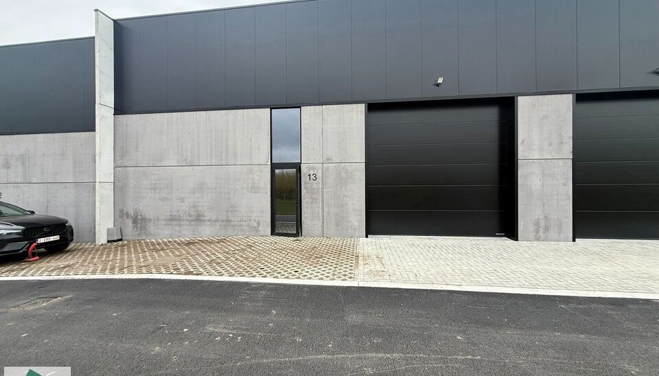 Nieuwbouw magazijn te koop vanaf 186m&sup2; tot 323m&sup2; in bedrijvenpark te Herzele. 
Deze KMO-unit is strategisch gelegen langs de Hoogstraat in Herzele, een vlot bereikbare locatie voor zowel lokale ondernemers als bedrijven die actief zijn in de ruimere reg