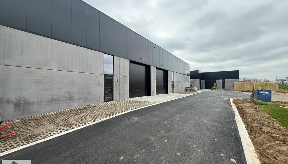 Nieuwbouw magazijn te koop vanaf 186m&sup2; tot 323m&sup2; in bedrijvenpark te Herzele. 
Deze KMO-unit is strategisch gelegen langs de Hoogstraat in Herzele, een vlot bereikbare locatie voor zowel lokale ondernemers als bedrijven die actief zijn in de ruimere reg