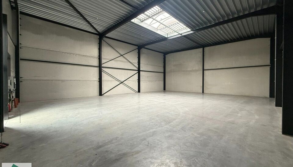 Nieuwbouw magazijn te koop vanaf 186m&sup2; tot 323m&sup2; in bedrijvenpark te Herzele. 
Deze KMO-unit is strategisch gelegen langs de Hoogstraat in Herzele, een vlot bereikbare locatie voor zowel lokale ondernemers als bedrijven die actief zijn in de ruimere reg