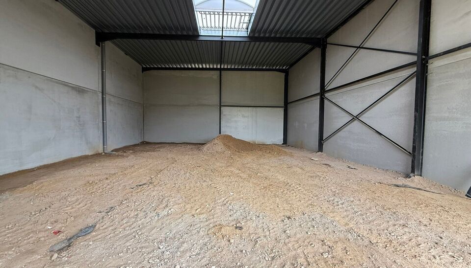 Nieuwbouw magazijn te koop vanaf 186m&sup2; tot 323m&sup2; in bedrijvenpark te Herzele. 
Deze KMO-unit is strategisch gelegen langs de Hoogstraat in Herzele, een vlot bereikbare locatie voor zowel lokale ondernemers als bedrijven die actief zijn in de ruimere reg