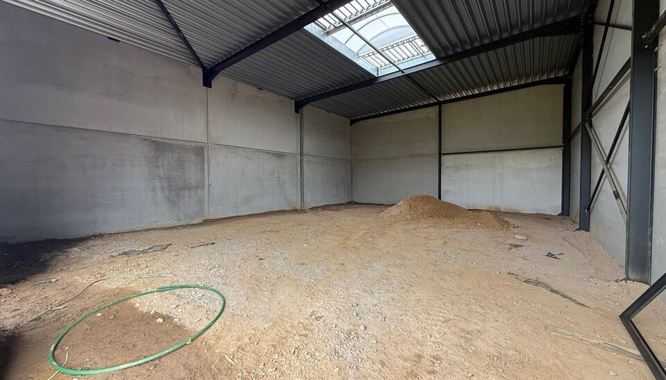 Nieuwbouw magazijn te koop vanaf 186m&sup2; tot 323m&sup2; in bedrijvenpark te Herzele. 
Deze KMO-unit is strategisch gelegen langs de Hoogstraat in Herzele, een vlot bereikbare locatie voor zowel lokale ondernemers als bedrijven die actief zijn in de ruimere reg