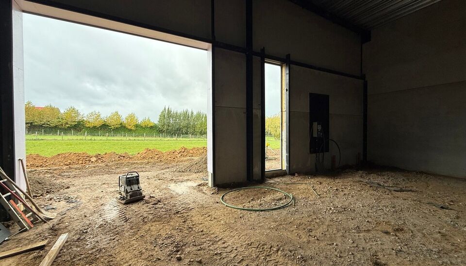 Nieuwbouw magazijn te koop vanaf 186m&sup2; tot 323m&sup2; in bedrijvenpark te Herzele. 
Deze KMO-unit is strategisch gelegen langs de Hoogstraat in Herzele, een vlot bereikbare locatie voor zowel lokale ondernemers als bedrijven die actief zijn in de ruimere reg