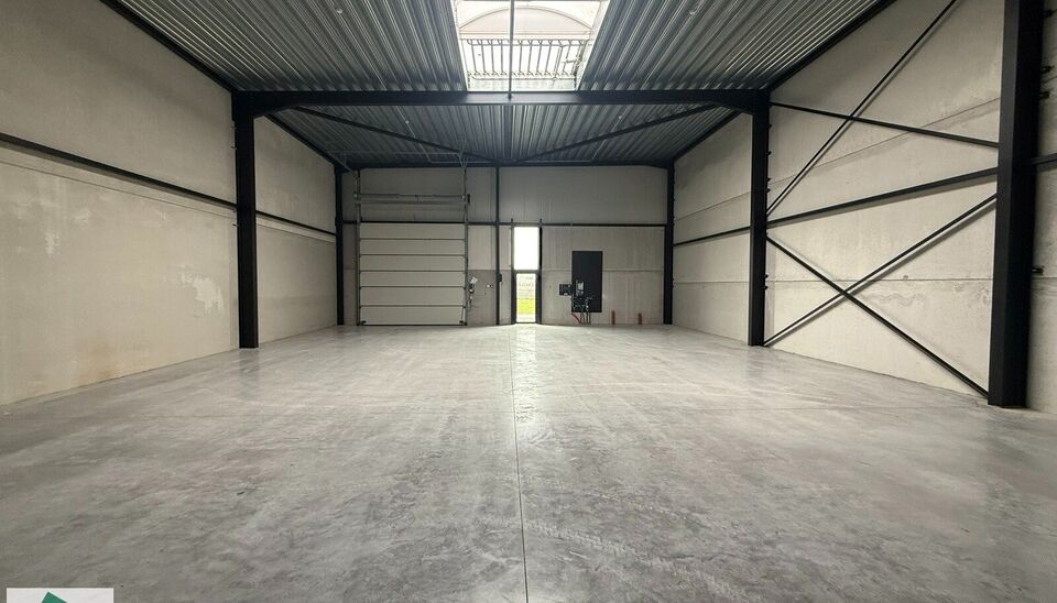 Nieuwbouw magazijn te koop vanaf 186m&sup2; tot 323m&sup2; in bedrijvenpark te Herzele. 
Deze KMO-unit is strategisch gelegen langs de Hoogstraat in Herzele, een vlot bereikbare locatie voor zowel lokale ondernemers als bedrijven die actief zijn in de ruimere reg