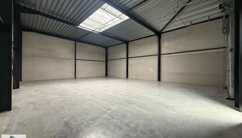 Nieuwbouw magazijn te koop vanaf 186m&sup2; tot 323m&sup2; in bedrijvenpark te Herzele. 
Deze KMO-unit is strategisch gelegen langs de Hoogstraat in Herzele, een vlot bereikbare locatie voor zowel lokale ondernemers als bedrijven die actief zijn in de ruimere reg