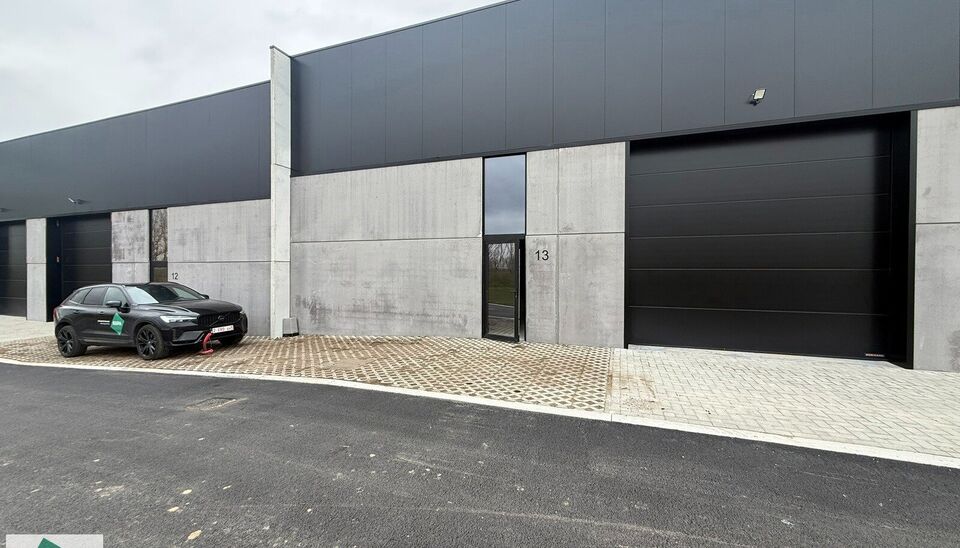 Nieuwbouw magazijn te koop vanaf 186m&sup2; tot 323m&sup2; in bedrijvenpark te Herzele. 
Deze KMO-unit is strategisch gelegen langs de Hoogstraat in Herzele, een vlot bereikbare locatie voor zowel lokale ondernemers als bedrijven die actief zijn in de ruimere reg