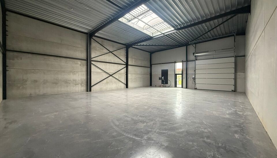 Nieuwbouw magazijn te koop vanaf 186m&sup2; tot 323m&sup2; in bedrijvenpark te Herzele. 
Deze KMO-unit is strategisch gelegen langs de Hoogstraat in Herzele, een vlot bereikbare locatie voor zowel lokale ondernemers als bedrijven die actief zijn in de ruimere reg