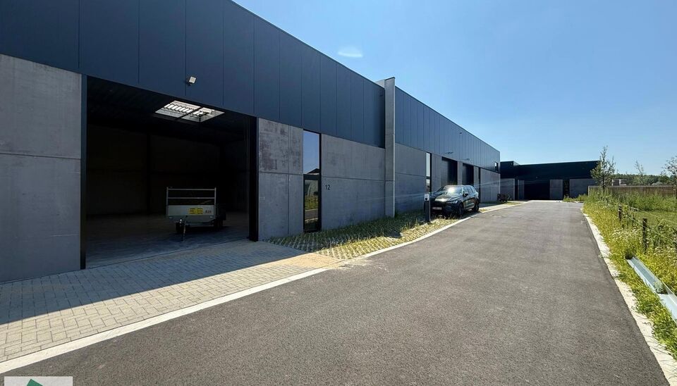 Nieuwbouw magazijn te koop vanaf 186m&sup2; tot 323m&sup2; in bedrijvenpark te Herzele. 
Deze KMO-unit is strategisch gelegen langs de Hoogstraat in Herzele, een vlot bereikbare locatie voor zowel lokale ondernemers als bedrijven die actief zijn in de ruimere reg