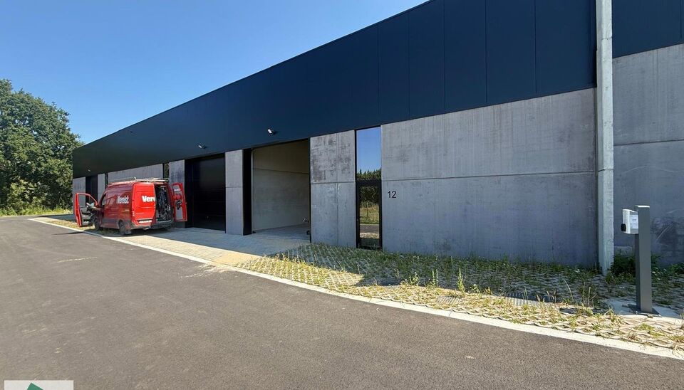 Nieuwbouw magazijn te koop vanaf 186m&sup2; tot 323m&sup2; in bedrijvenpark te Herzele. 
Deze KMO-unit is strategisch gelegen langs de Hoogstraat in Herzele, een vlot bereikbare locatie voor zowel lokale ondernemers als bedrijven die actief zijn in de ruimere reg