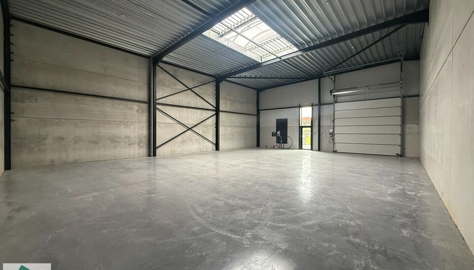 Nieuwbouw magazijn te koop vanaf 186m&sup2; tot 323m&sup2; in bedrijvenpark te Herzele. 
Deze KMO-unit is strategisch gelegen langs de Hoogstraat in Herzele, een vlot bereikbare locatie voor zowel lokale ondernemers als bedrijven die actief zijn in de ruimere reg