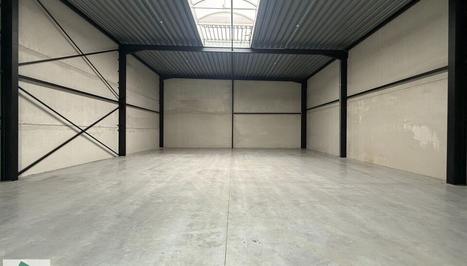 Nieuwbouw magazijn te koop vanaf 186m&sup2; tot 323m&sup2; in bedrijvenpark te Herzele. 
Deze KMO-unit is strategisch gelegen langs de Hoogstraat in Herzele, een vlot bereikbare locatie voor zowel lokale ondernemers als bedrijven die actief zijn in de ruimere reg