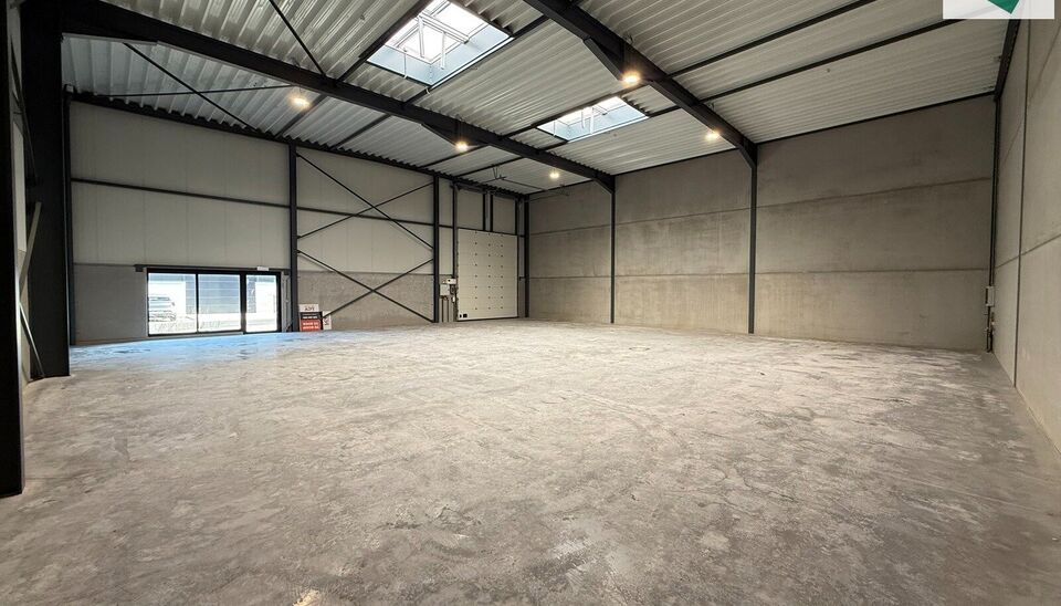 Het nieuwe bedrijvencentrum Steenpoort is strategisch gelegen in Hooglede (West-Vlaanderen), met een uitstekende zichtlocatie langs de N32 en vlotte verbinding naar de R32, in de bedrijvenzone &ldquo;Stoomtuig Gits&rdquo;. Het project omvat 24 kwalitatieve KMO-un