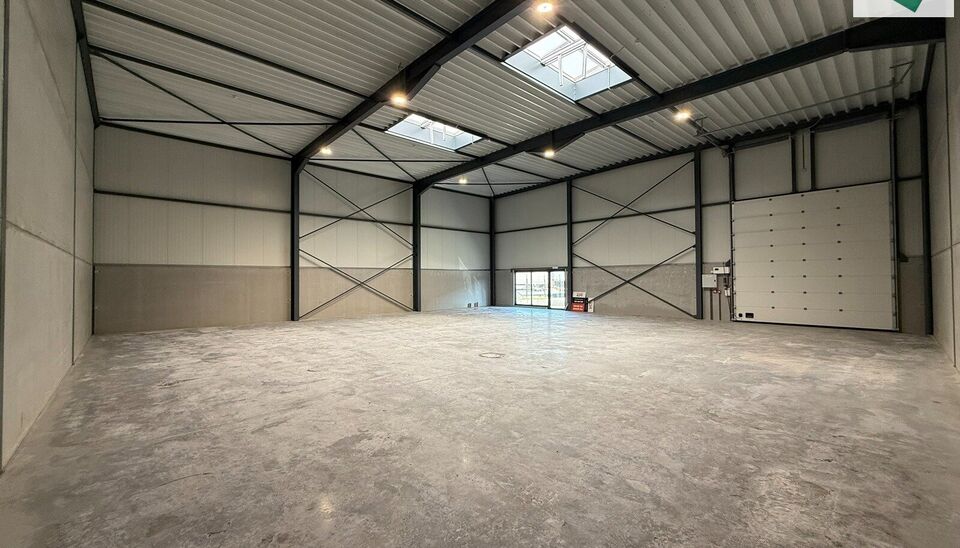 Het nieuwe bedrijvencentrum Steenpoort is strategisch gelegen in Hooglede (West-Vlaanderen), met een uitstekende zichtlocatie langs de N32 en vlotte verbinding naar de R32, in de bedrijvenzone &ldquo;Stoomtuig Gits&rdquo;. Het project omvat 24 kwalitatieve KMO-un