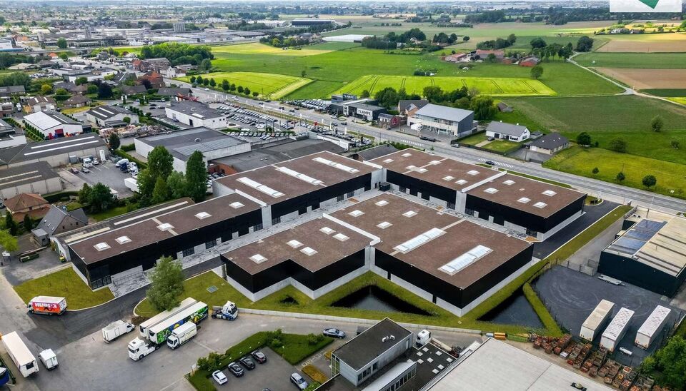 Het nieuwe bedrijvencentrum Steenpoort is strategisch gelegen in Hooglede (West-Vlaanderen), met een uitstekende zichtlocatie langs de N32 en vlotte verbinding naar de R32, in de bedrijvenzone &ldquo;Stoomtuig Gits&rdquo;. Het project omvat 24 kwalitatieve KMO-un