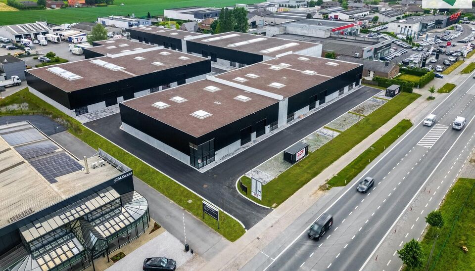 Het nieuwe bedrijvencentrum Steenpoort is strategisch gelegen in Hooglede (West-Vlaanderen), met een uitstekende zichtlocatie langs de N32 en vlotte verbinding naar de R32, in de bedrijvenzone &ldquo;Stoomtuig Gits&rdquo;. Het project omvat 24 kwalitatieve KMO-un