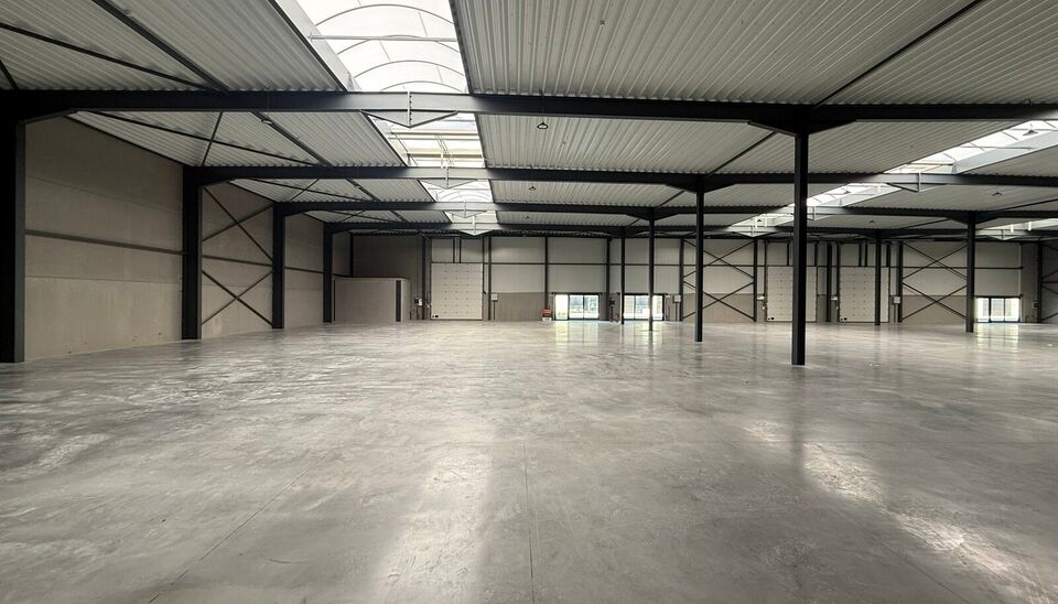 Het nieuwe bedrijvencentrum Steenpoort is strategisch gelegen in Hooglede (West-Vlaanderen), met een uitstekende zichtlocatie langs de N32 en vlotte verbinding naar de R32, in de bedrijvenzone &ldquo;Stoomtuig Gits&rdquo;. Het project omvat 24 kwalitatieve KMO-un