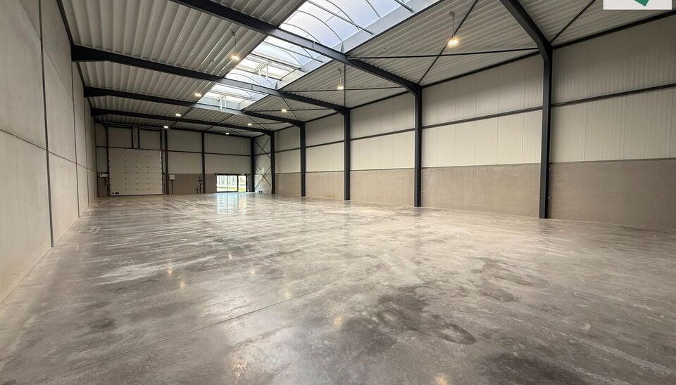 Het nieuwe bedrijvencentrum Steenpoort is strategisch gelegen in Hooglede (West-Vlaanderen), met een uitstekende zichtlocatie langs de N32 en vlotte verbinding naar de R32, in de bedrijvenzone &ldquo;Stoomtuig Gits&rdquo;. Het project omvat 24 kwalitatieve KMO-un