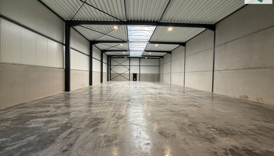 Het nieuwe bedrijvencentrum Steenpoort is strategisch gelegen in Hooglede (West-Vlaanderen), met een uitstekende zichtlocatie langs de N32 en vlotte verbinding naar de R32, in de bedrijvenzone &ldquo;Stoomtuig Gits&rdquo;. Het project omvat 24 kwalitatieve KMO-un