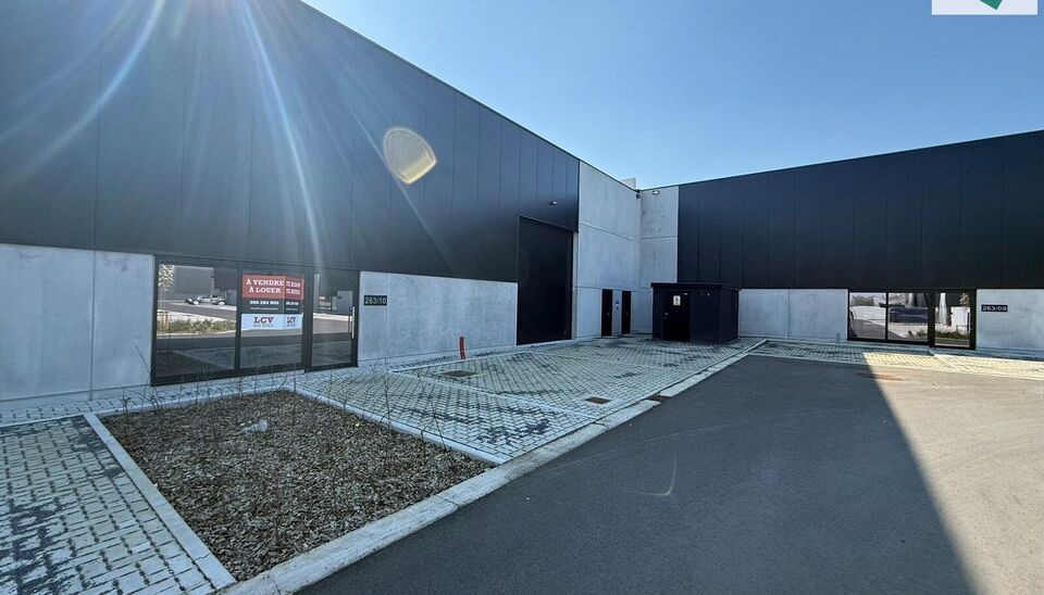 Het nieuwe bedrijvencentrum Steenpoort is strategisch gelegen in Hooglede (West-Vlaanderen), met een uitstekende zichtlocatie langs de N32 en vlotte verbinding naar de R32, in de bedrijvenzone &ldquo;Stoomtuig Gits&rdquo;. Het project omvat 24 kwalitatieve KMO-un