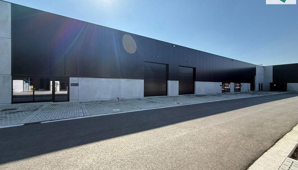 Het nieuwe bedrijvencentrum Steenpoort is strategisch gelegen in Hooglede (West-Vlaanderen), met een uitstekende zichtlocatie langs de N32 en vlotte verbinding naar de R32, in de bedrijvenzone &ldquo;Stoomtuig Gits&rdquo;. Het project omvat 24 kwalitatieve KMO-un