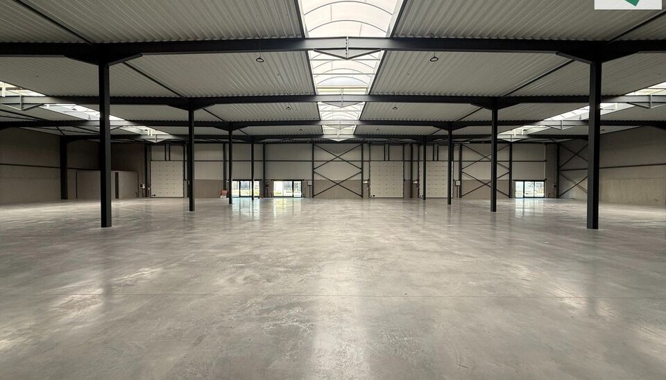 Het nieuwe bedrijvencentrum Steenpoort is strategisch gelegen in Hooglede (West-Vlaanderen), met een uitstekende zichtlocatie langs de N32 en vlotte verbinding naar de R32, in de bedrijvenzone &ldquo;Stoomtuig Gits&rdquo;. Het project omvat 24 kwalitatieve KMO-un