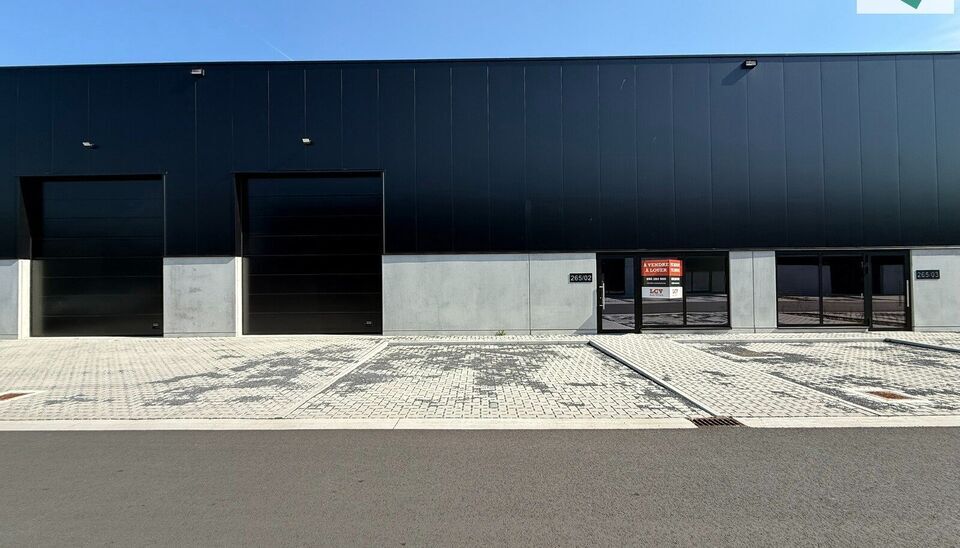 Het nieuwe bedrijvencentrum Steenpoort is strategisch gelegen in Hooglede (West-Vlaanderen), met een uitstekende zichtlocatie langs de N32 en vlotte verbinding naar de R32, in de bedrijvenzone &ldquo;Stoomtuig Gits&rdquo;. Het project omvat 24 kwalitatieve KMO-un