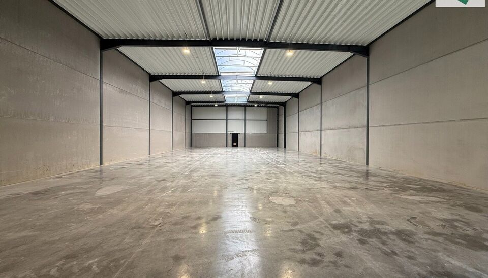 Het nieuwe bedrijvencentrum Steenpoort is strategisch gelegen in Hooglede (West-Vlaanderen), met een uitstekende zichtlocatie langs de N32 en vlotte verbinding naar de R32, in de bedrijvenzone &ldquo;Stoomtuig Gits&rdquo;. Het project omvat 24 kwalitatieve KMO-un