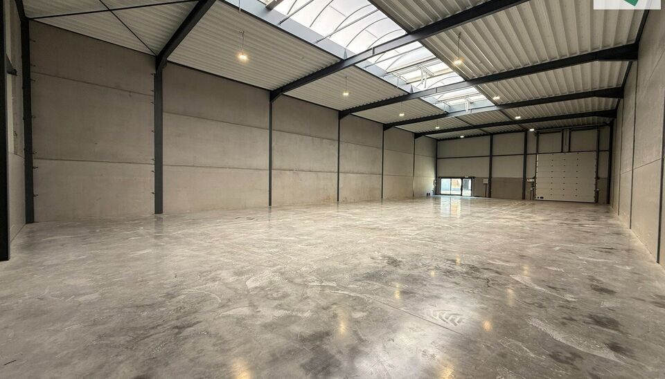 Het nieuwe bedrijvencentrum Steenpoort is strategisch gelegen in Hooglede (West-Vlaanderen), met een uitstekende zichtlocatie langs de N32 en vlotte verbinding naar de R32, in de bedrijvenzone &ldquo;Stoomtuig Gits&rdquo;. Het project omvat 24 kwalitatieve KMO-un