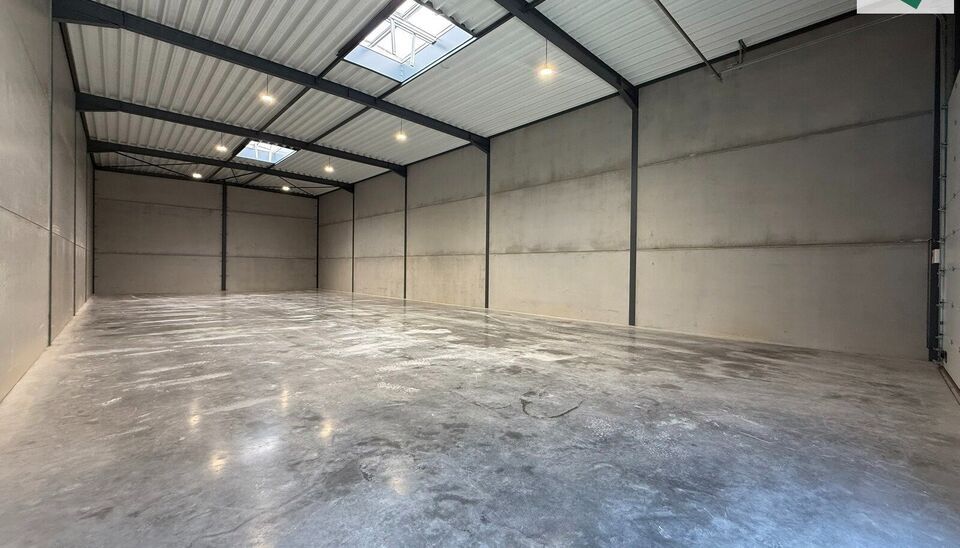 Het nieuwe bedrijvencentrum Steenpoort is strategisch gelegen in Hooglede (West-Vlaanderen), met een uitstekende zichtlocatie langs de N32 en vlotte verbinding naar de R32, in de bedrijvenzone &ldquo;Stoomtuig Gits&rdquo;. Het project omvat 24 kwalitatieve KMO-un