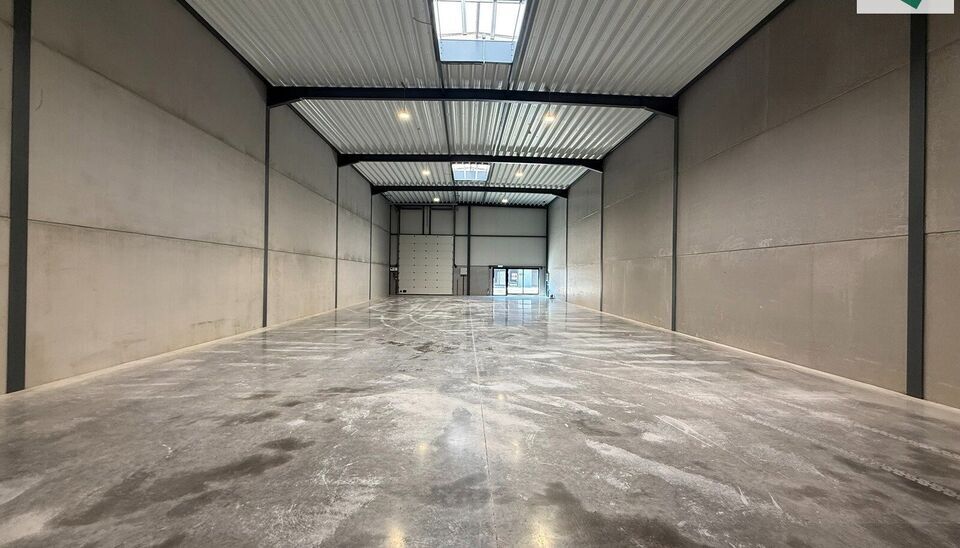 Het nieuwe bedrijvencentrum Steenpoort is strategisch gelegen in Hooglede (West-Vlaanderen), met een uitstekende zichtlocatie langs de N32 en vlotte verbinding naar de R32, in de bedrijvenzone &ldquo;Stoomtuig Gits&rdquo;. Het project omvat 24 kwalitatieve KMO-un