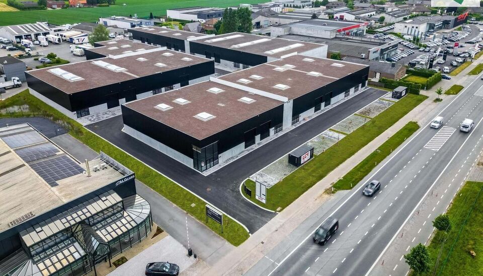 Het nieuwe bedrijvencentrum Steenpoort is strategisch gelegen in Hooglede (West-Vlaanderen), met een uitstekende zichtlocatie langs de N32 en vlotte verbinding naar de R32, in de bedrijvenzone &ldquo;Stoomtuig Gits&rdquo;. Het project omvat 24 kwalitatieve KMO-un