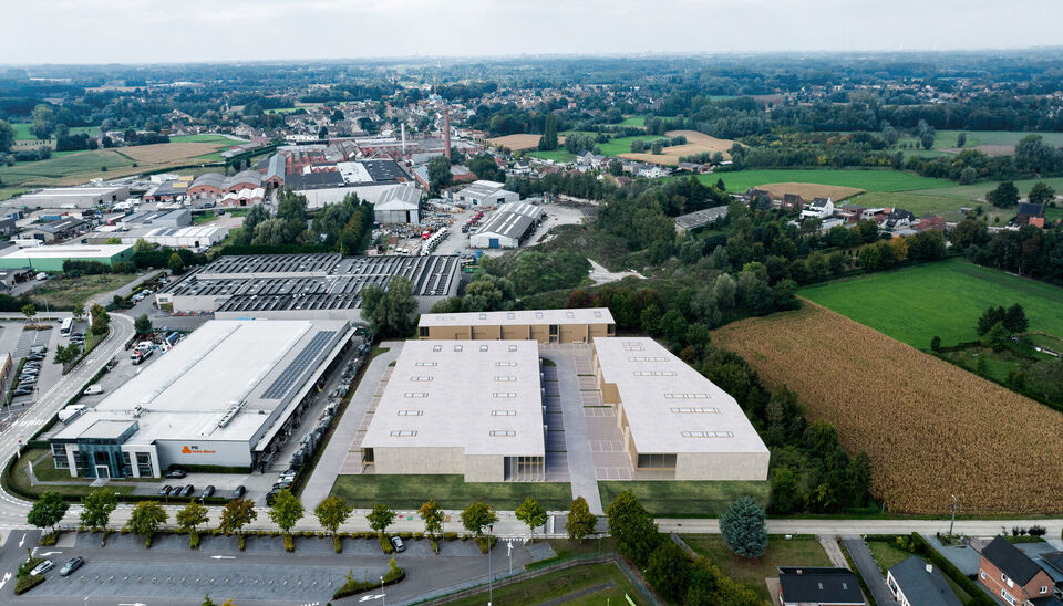 Het nieuw te bouwen bedrijvenpark STEEN in Laarne biedt 15 KMO-units te koop aan, met oppervlaktes van 128 m² tot 1810m². Units kunnen bovendien samengevoegd worden tot grotere bedrijfsruimtes, ideaal voor groeiende ondernemingen. 
Het magazijn C2  heef