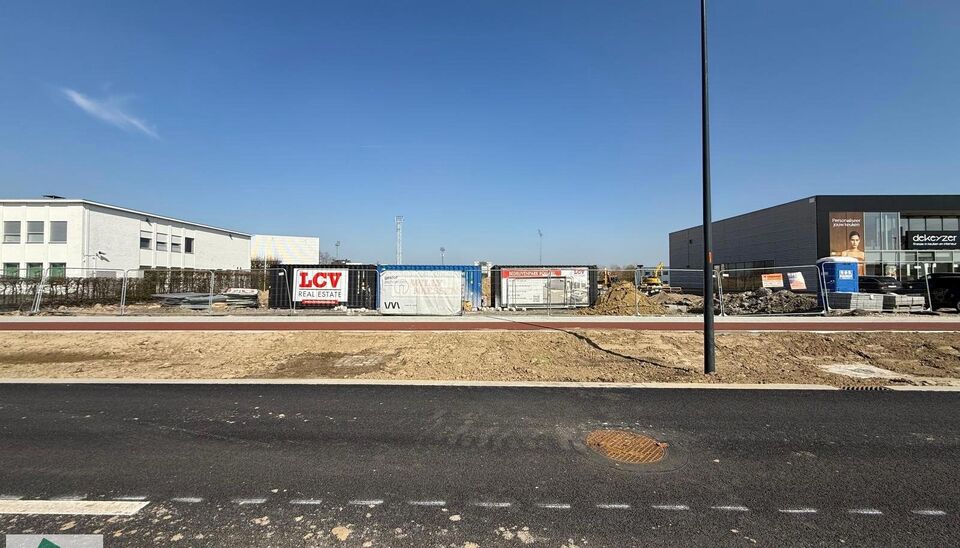 Deze kwalitatieve KMO-unit maakt deel uit van het nieuwe Bedrijvenpark Rollare &ndash; Blok A, gelegen aan de Diksmuidsesteenweg 384 te Roeselare. De site bevindt zich op de voormalige Crea-site, recht tegenover de REO-Veiling, en geniet van een uitstekende b
