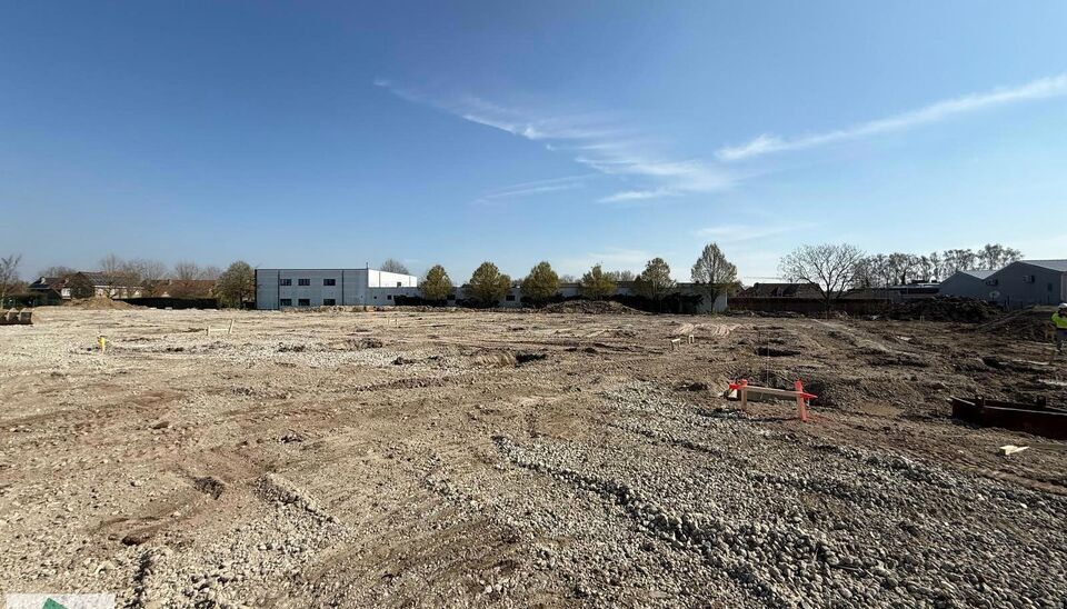 Deze kwalitatieve KMO-unit maakt deel uit van het nieuwe Bedrijvenpark Rollare &ndash; Blok A, gelegen aan de Diksmuidsesteenweg 384 te Roeselare. De site bevindt zich op de voormalige Crea-site, recht tegenover de REO-Veiling, en geniet van een uitstekende b