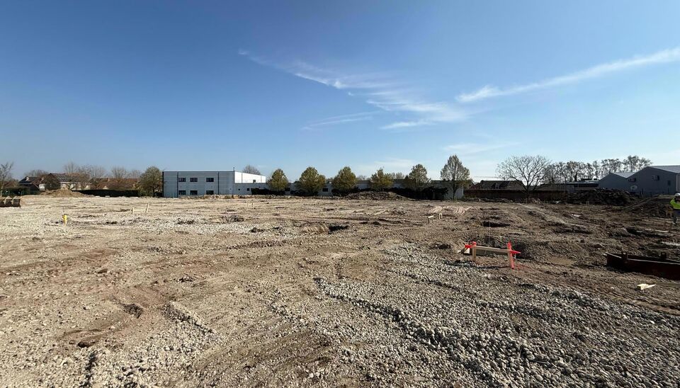 Deze kwalitatieve KMO-unit maakt deel uit van het nieuwe Bedrijvenpark Rollare &ndash; Blok A, gelegen aan de Diksmuidsesteenweg 384 te Roeselare. De site bevindt zich op de voormalige Crea-site, recht tegenover de REO-Veiling, en geniet van een uitstekende b