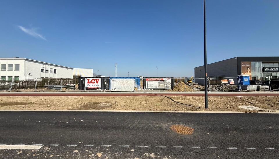 Deze kwalitatieve KMO-unit maakt deel uit van het nieuwe Bedrijvenpark Rollare &ndash; Blok A, gelegen aan de Diksmuidsesteenweg 384 te Roeselare. De site bevindt zich op de voormalige Crea-site, recht tegenover de REO-Veiling, en geniet van een uitstekende b