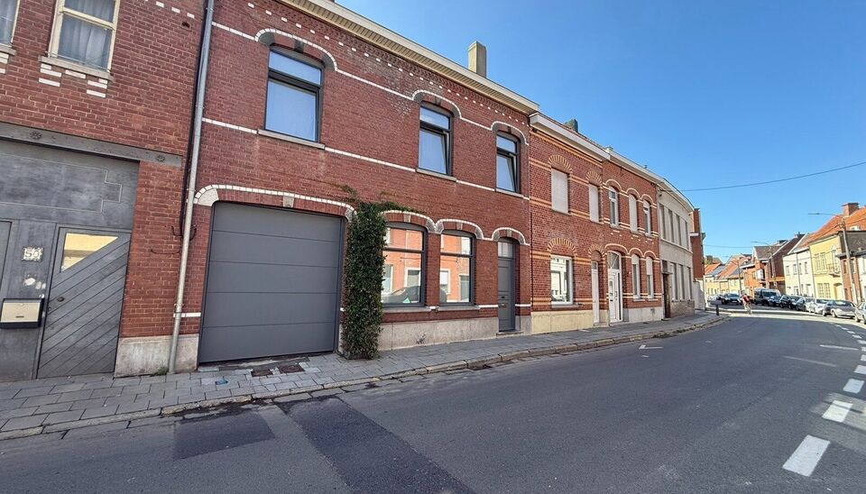 Deze charmante, lichtrijke woning in de Andries Pevernagestraat combineert authentieke elementen met hedendaags wooncomfort. In 2016 onderging de woning een grondige renovatie waarbij de karaktervolle stijl werd behouden en subtiel werd verweven met moder