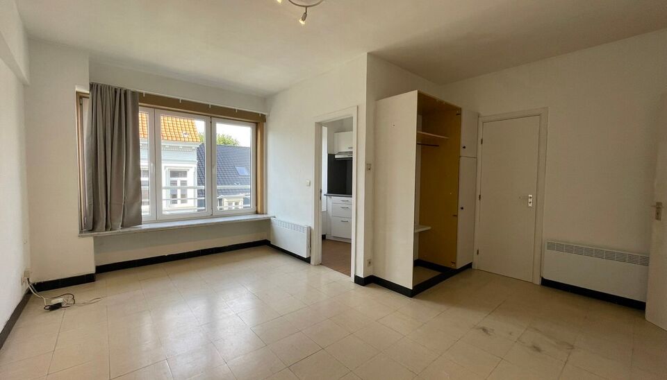 Deze ruime studio is gelegen in de Hoogstraat 120 te Gent, op een uitstekende locatie vlak bij het historische stadscentrum. De Korenmarkt ligt op wandelafstand en in de onmiddellijke omgeving bevinden zich tal van winkels, horecazaken en andere voorzieni
