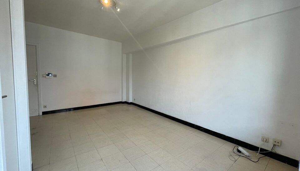 Deze ruime studio is gelegen in de Hoogstraat 120 te Gent, op een uitstekende locatie vlak bij het historische stadscentrum. De Korenmarkt ligt op wandelafstand en in de onmiddellijke omgeving bevinden zich tal van winkels, horecazaken en andere voorzieni