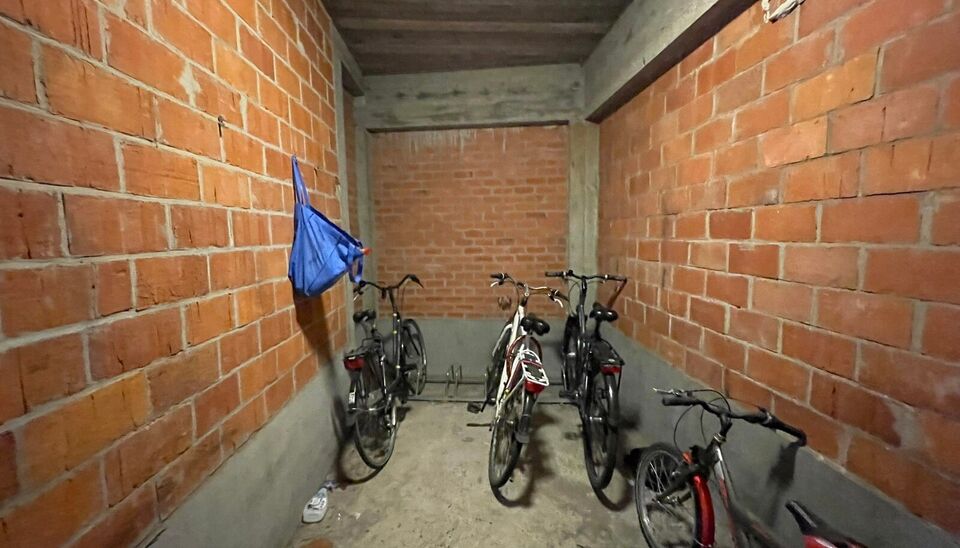 Deze ruime studio is gelegen in de Hoogstraat 120 te Gent, op een uitstekende locatie vlak bij het historische stadscentrum. De Korenmarkt ligt op wandelafstand en in de onmiddellijke omgeving bevinden zich tal van winkels, horecazaken en andere voorzieni