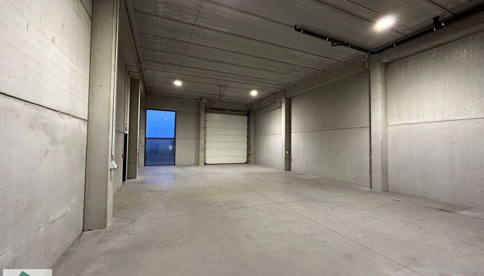Cette unit&eacute; PME b&eacute;n&eacute;ficie d'un excellent emplacement dans le Parc des Artisans &agrave; Ghislenghien, avec vue depuis l'A8. L'entrep&ocirc;t a une superficie de 184 m&sup2; et dispose de 2 places de parking. Il peut &ecirc;tre utilis&eacute; comme espace de stockage et/ou ateli