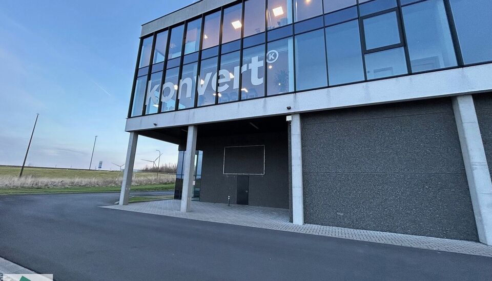 Cette unit&eacute; PME b&eacute;n&eacute;ficie d'un excellent emplacement dans le Parc des Artisans &agrave; Ghislenghien, avec vue depuis l'A8. L'entrep&ocirc;t a une superficie de 184 m&sup2; et dispose de 2 places de parking. Il peut &ecirc;tre utilis&eacute; comme espace de stockage et/ou ateli