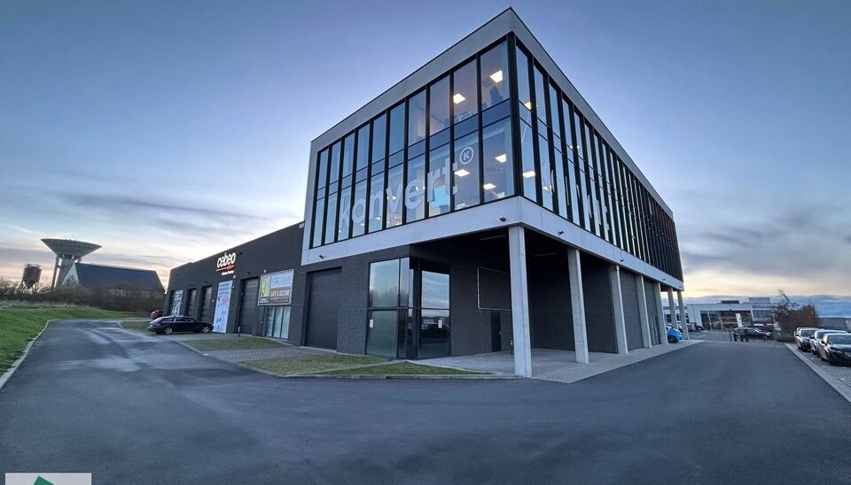 Cette unit&eacute; PME b&eacute;n&eacute;ficie d'un excellent emplacement dans le Parc des Artisans &agrave; Ghislenghien, avec vue depuis l'A8. L'entrep&ocirc;t a une superficie de 184 m&sup2; et dispose de 2 places de parking. Il peut &ecirc;tre utilis&eacute; comme espace de stockage et/ou ateli