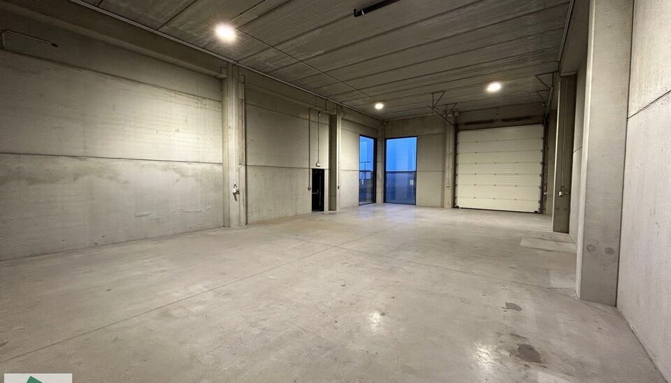 Cette unit&eacute; PME b&eacute;n&eacute;ficie d'un excellent emplacement dans le Parc des Artisans &agrave; Ghislenghien, avec vue depuis l'A8. L'entrep&ocirc;t a une superficie de 184 m&sup2; et dispose de 2 places de parking. Il peut &ecirc;tre utilis&eacute; comme espace de stockage et/ou ateli