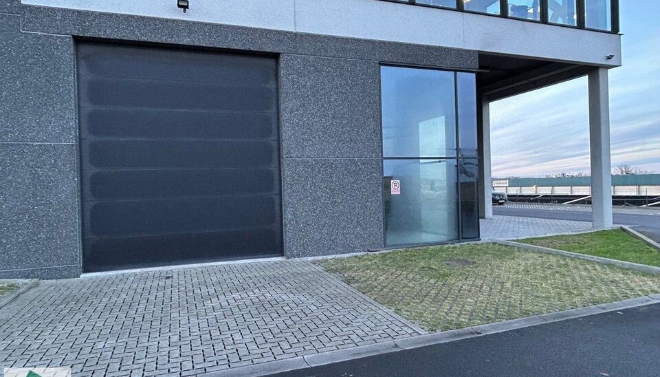 Cette unit&eacute; PME b&eacute;n&eacute;ficie d'un excellent emplacement dans le Parc des Artisans &agrave; Ghislenghien, avec vue depuis l'A8. L'entrep&ocirc;t a une superficie de 184 m&sup2; et dispose de 2 places de parking. Il peut &ecirc;tre utilis&eacute; comme espace de stockage et/ou ateli