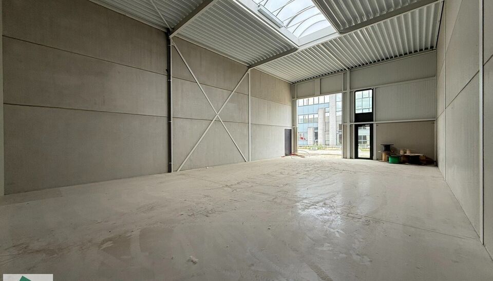 Dit strategisch gelegen bedrijventerrein bevindt zich in de gouden driehoek Antwerpen – Brussel – Gent, met directe nabijheid van de N16 en uitstekende verbindingen naar de A12 en E17.
De loods van 180m² heeft een vrije hoogte van 6 meter en is gebou