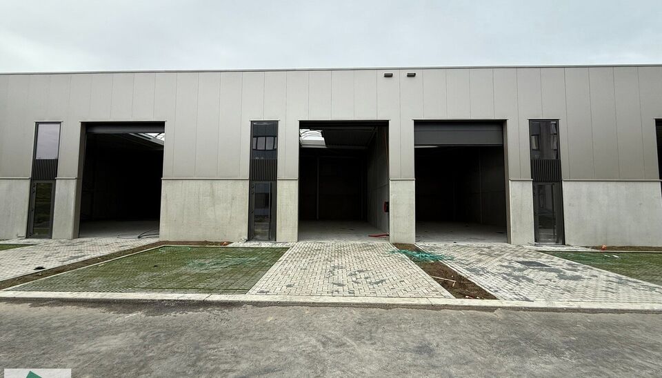 Dit strategisch gelegen bedrijventerrein bevindt zich in de gouden driehoek Antwerpen – Brussel – Gent, met directe nabijheid van de N16 en uitstekende verbindingen naar de A12 en E17.
De loods van 180m² heeft een vrije hoogte van 6 meter en is gebou