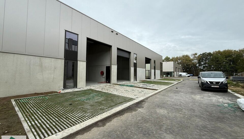 Dit strategisch gelegen bedrijventerrein bevindt zich in de gouden driehoek Antwerpen – Brussel – Gent, met directe nabijheid van de N16 en uitstekende verbindingen naar de A12 en E17.
De loods van 180m² heeft een vrije hoogte van 6 meter en is gebou
