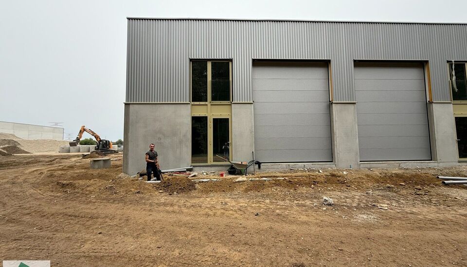 Nieuwbouw KMO Unit van 164m² met 2 parkeerplaatsen te huur op de voormalige papierfabriek site Catala in Drogenbos. Catala Business Park, bestaande uit 19 KMO-Units.  
De loods ligt op een unieke en strategische locatie aan de zuidrand van Brussel, vlak 