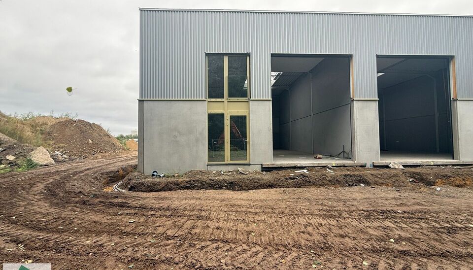 Nieuwbouw KMO Unit van 164m² met 2 parkeerplaatsen te huur op de voormalige papierfabriek site Catala in Drogenbos. Catala Business Park, bestaande uit 19 KMO-Units.  
De loods ligt op een unieke en strategische locatie aan de zuidrand van Brussel, vlak 