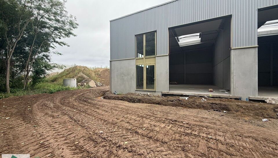 Nieuwbouw KMO Unit van 164m² met 2 parkeerplaatsen te huur op de voormalige papierfabriek site Catala in Drogenbos. Catala Business Park, bestaande uit 19 KMO-Units.  
De loods ligt op een unieke en strategische locatie aan de zuidrand van Brussel, vlak 